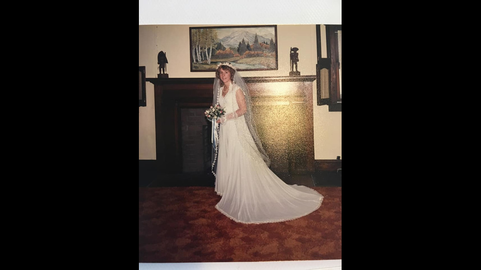 Млада жена търси сватбената рокля на майка си с помощта на Facebook