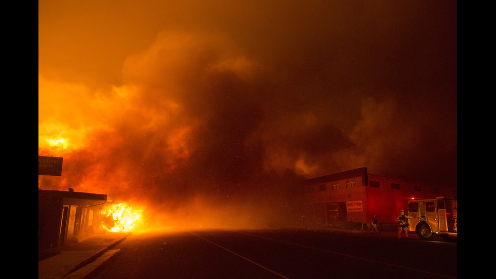 ОГНЕН АД: Горски пожар изпепели десетки къщи в Калифорния, има жертви