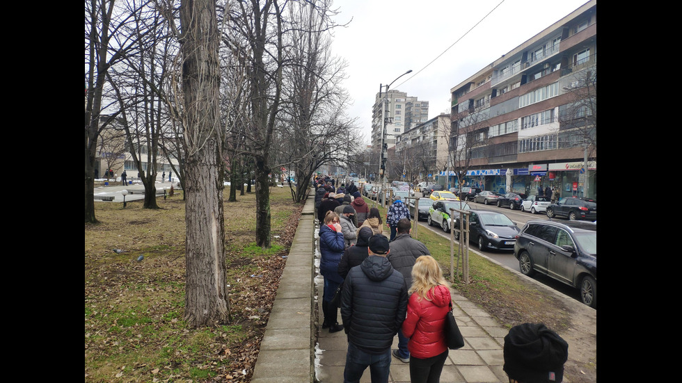 Опашки от желаещи да се ваксинират пред ВМА и „Пирогов”