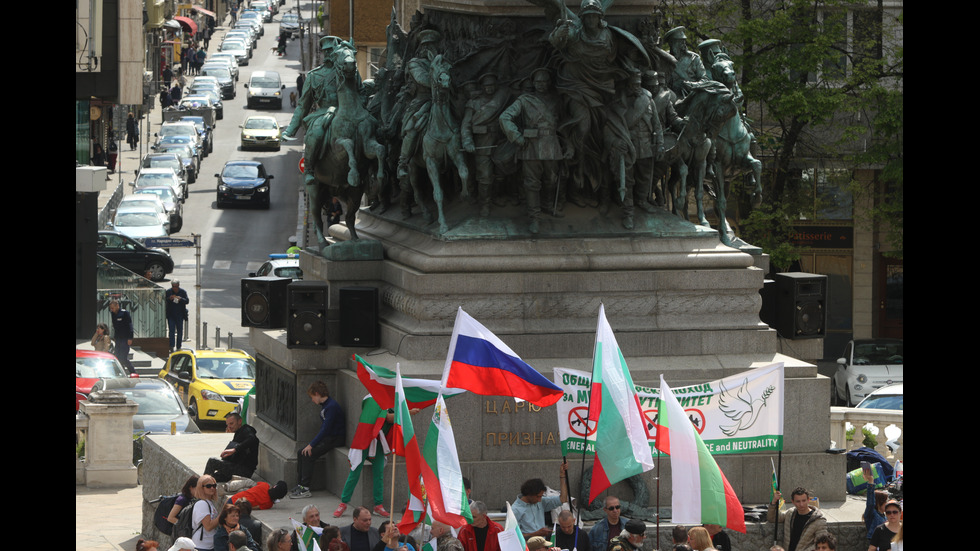 Два протеста пред НС заради военната помощ за Украйна