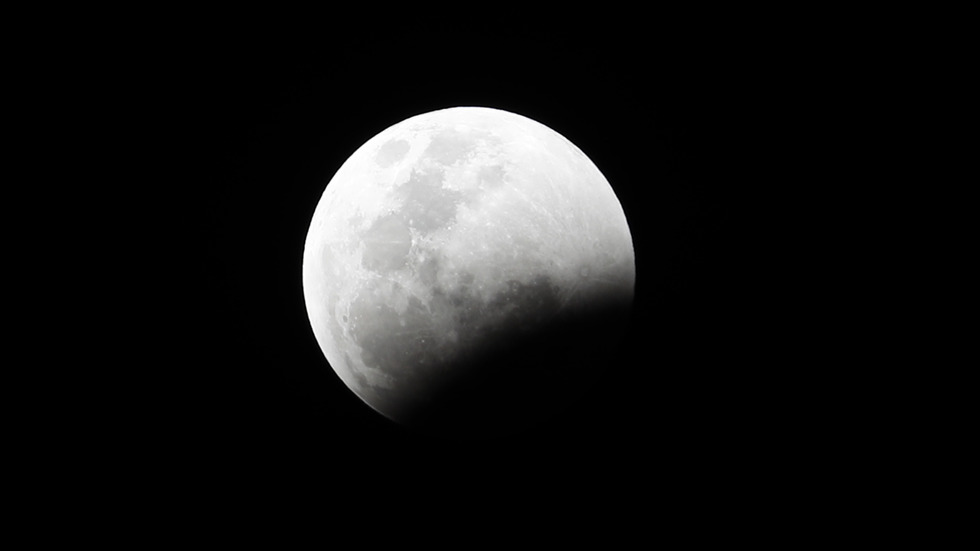 ЛУННОТО ЗАТЪМНЕНИЕ: Гледано от България, Луната навлиза в сянката на Земята