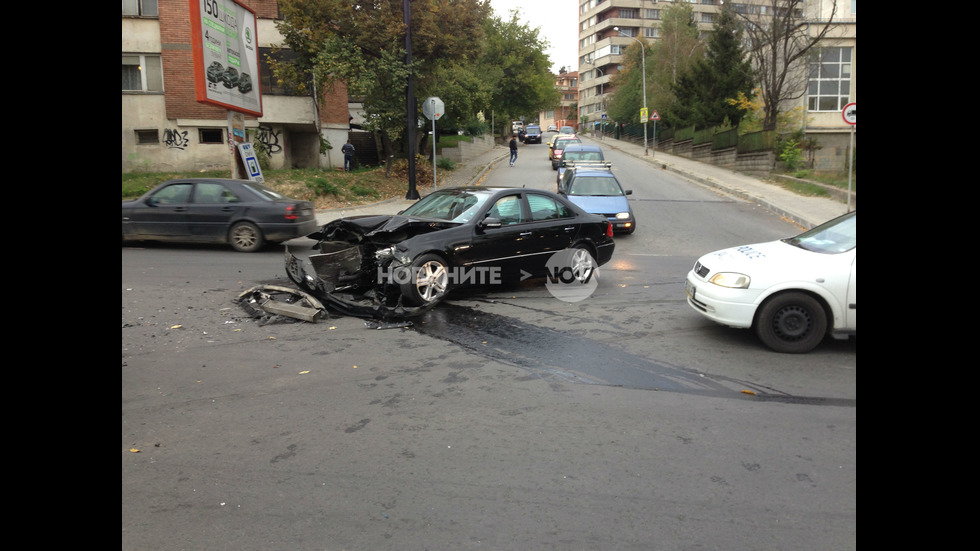 Две коли се сблъскаха челно във Велико Търново