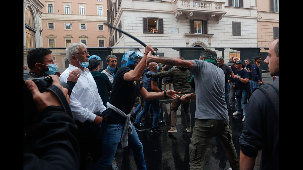 Полицията в Рим използва водни оръдия срещу протестиращи