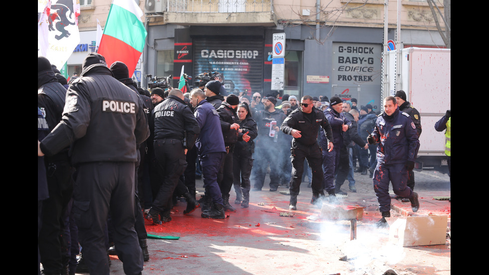 Ранени полицаи и арести на протеста на „Възраждане”