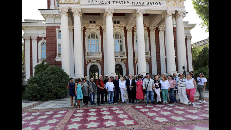 „Алея на славата” се появи пред Народния театър