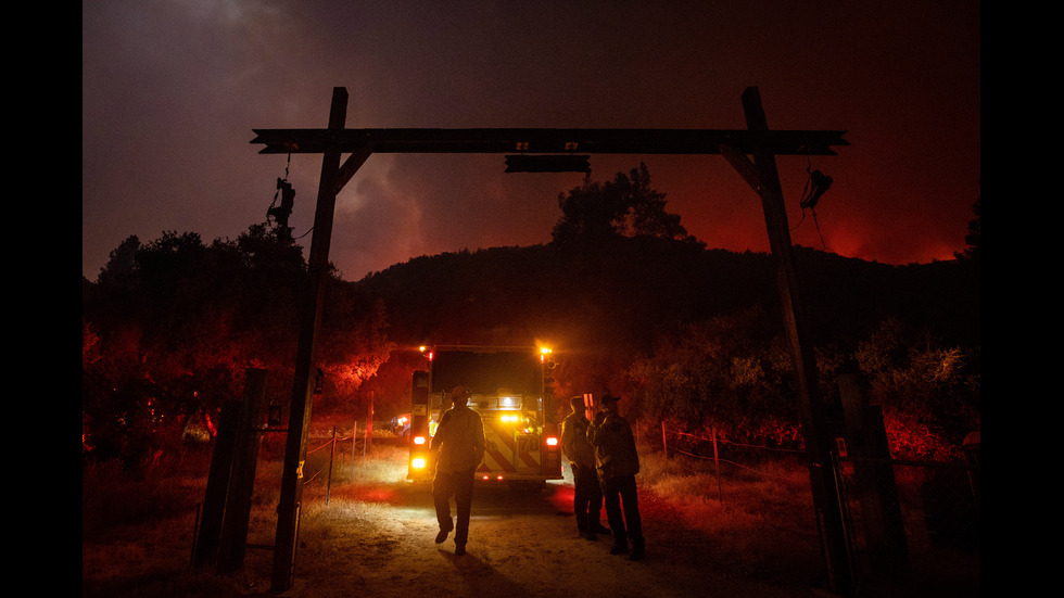 Пожар обхвана 40 000 дка гори в Лос Анджелис