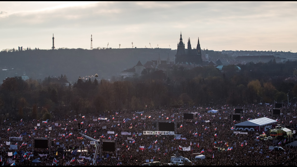 Стотици хиляди на протест срещу чешкия премиер