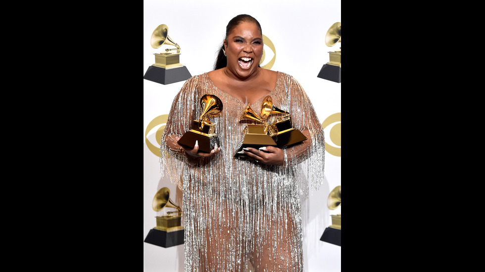 Стил и сексапил завладяха червения килим на наградите „Грами”