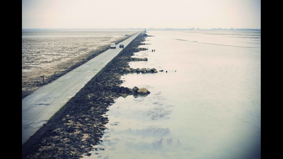 Опасен път във Франция изчезва под вода