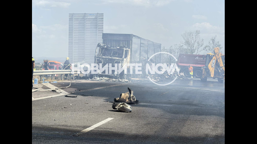 Два камиона пламнаха на „Тракия”