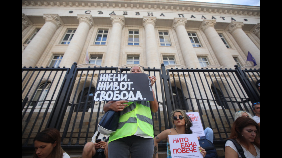 Протести в десетки градове заради жестоко малтретираното 18-годишно момиче