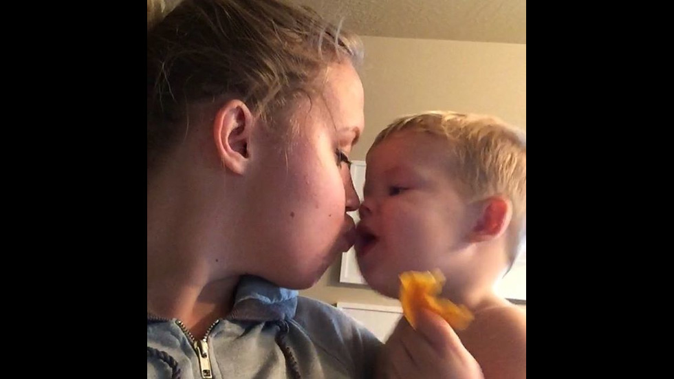 Покъртителното видео на майка към сина й, даден за осиновяване