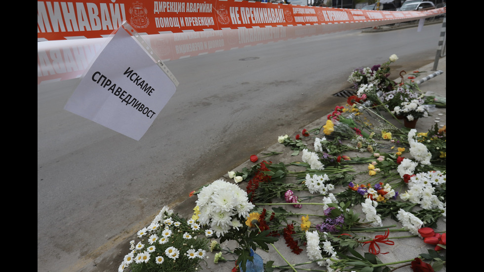 Приятели, колеги, минувачи оставиха цветя на мястото, където загина Милен Цветков