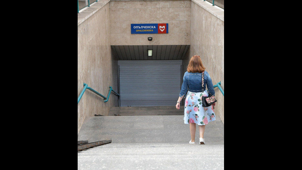 Жена загина след падане на релсите в метрото в София