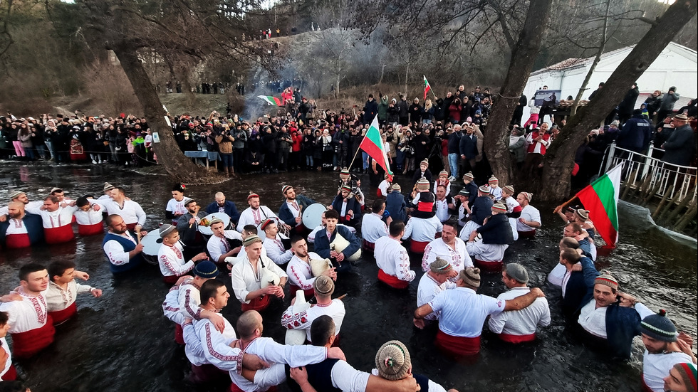 Мъжкото хоро се изви в река Тунджа