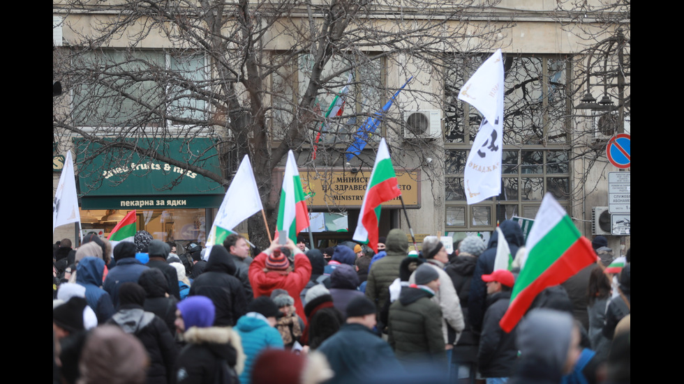 "Възраждане" организира протест срещу зеления сертификат, докараха водно оръдие пред НС