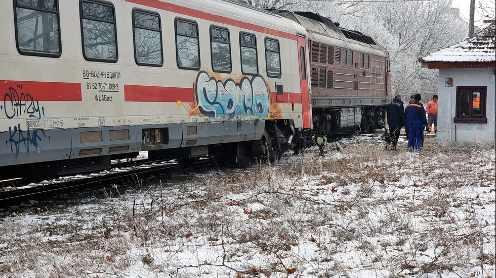 Пътнически влак дерайлира в Добричко