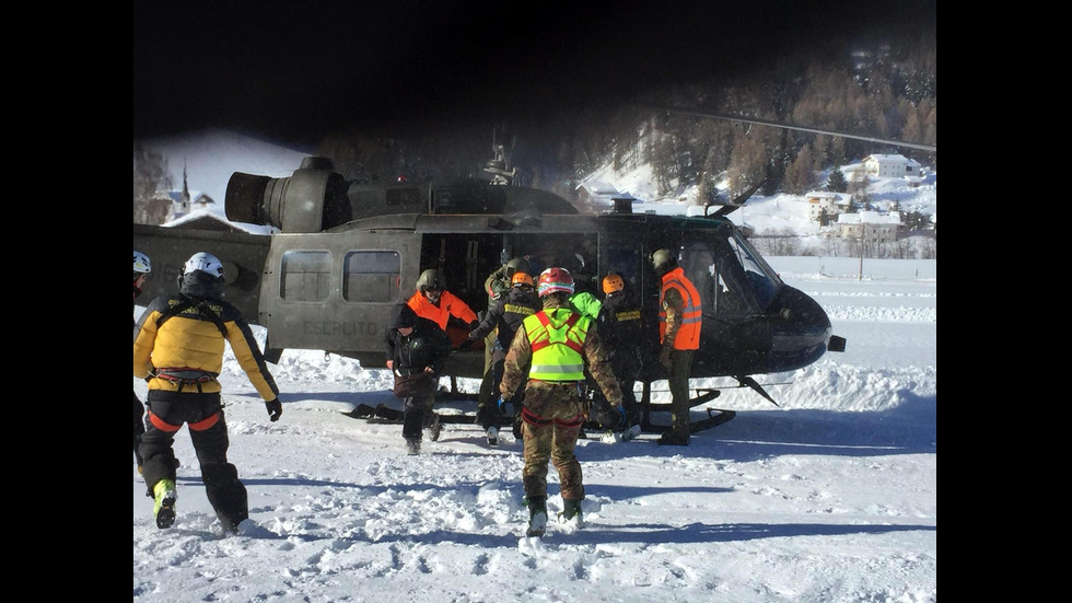 Хеликоптери евакуираха туристи в Италия, заради лавина