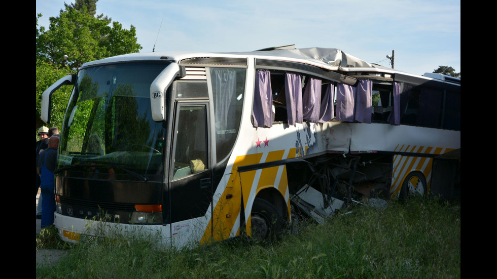 Влак блъсна автобус край Симеоновград, има пострадали