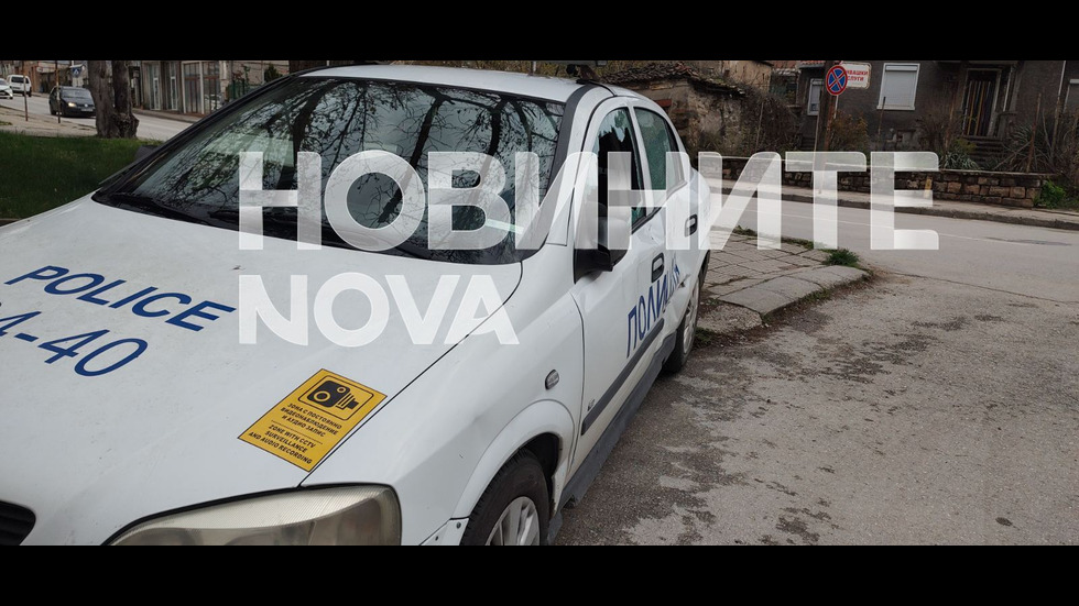 Автобус помете патрулки на паркинга пред районното в Горна Оряховица