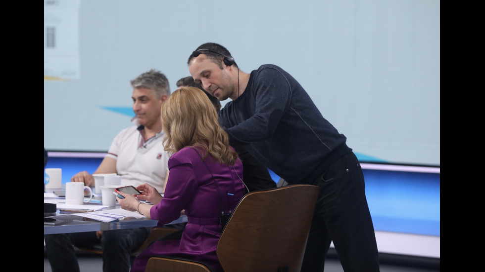 ЗАД КАДЪР: Изборният ден по NOVA В СНИМКИ