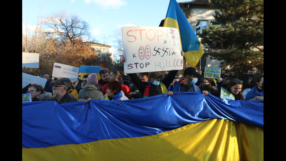 Протест пред руското посолство в София