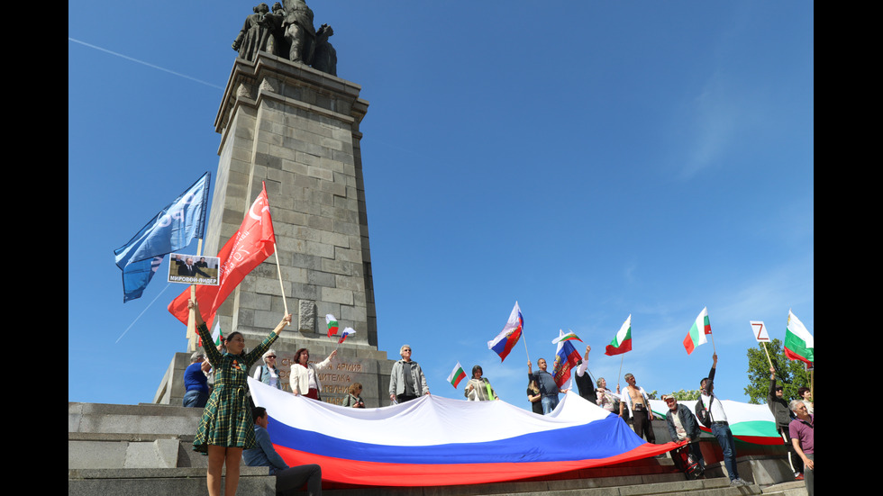 Нарисуваха украинското знаме върху Паметника на Съветската армия