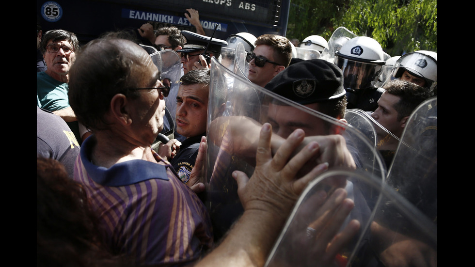 Лютив спрей срещу протестиращи пенсионери в Атина