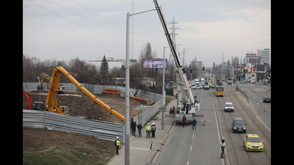 Строителен кран падна при изкоп на метрото