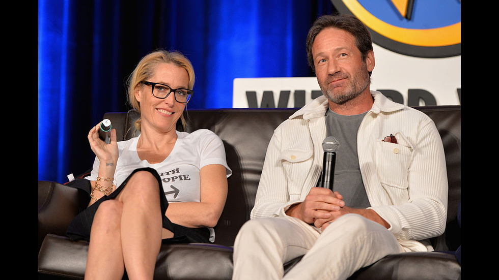 Екранни партньори от сериали, които запазиха приятелството си