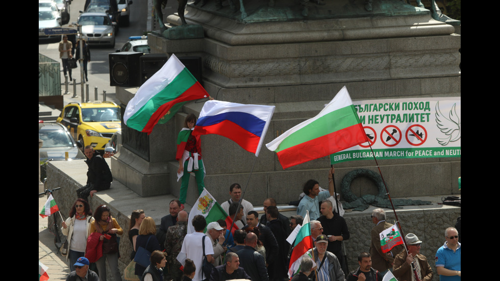 Два протеста пред НС заради военната помощ за Украйна