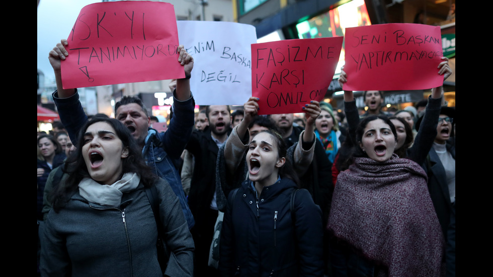 СЛЕД РЕФЕРЕНДУМА: Шумни празненства и протести в Истанбул