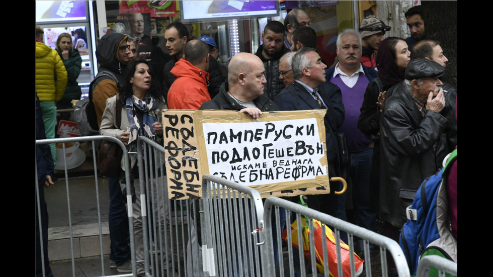 Протести „за” и „против” Гешев под прозорците на ВСС