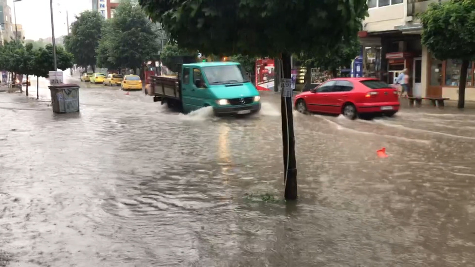 Градушки, наводнения и евакуация на хора на много места в страната