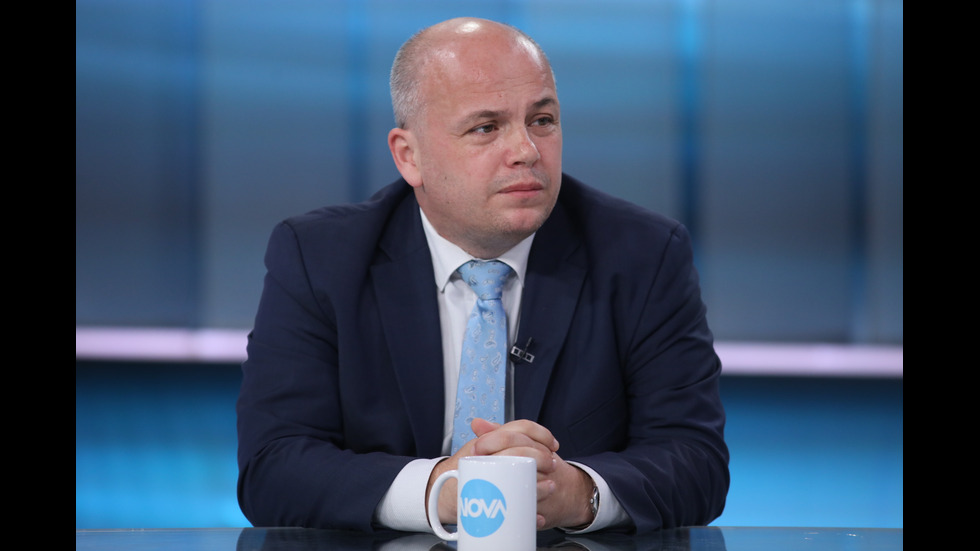 ЗАД КАДЪР: Изборният ден по NOVA В СНИМКИ