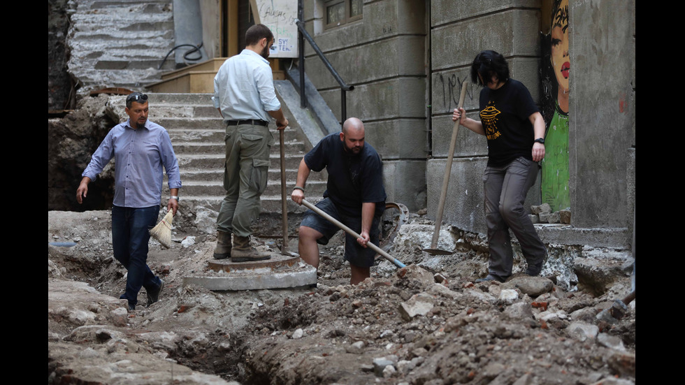 Показаха римския зид, разкрит при ремонта на улица" Малко Търново"