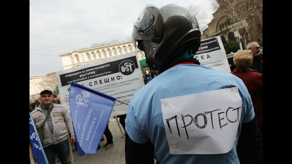 Протест на медицински сестри пред Министерството на здравеопазването