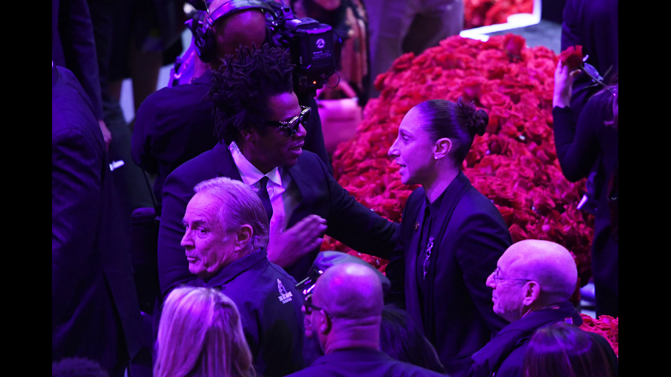 Хиляди се простиха с Коби Брайънт