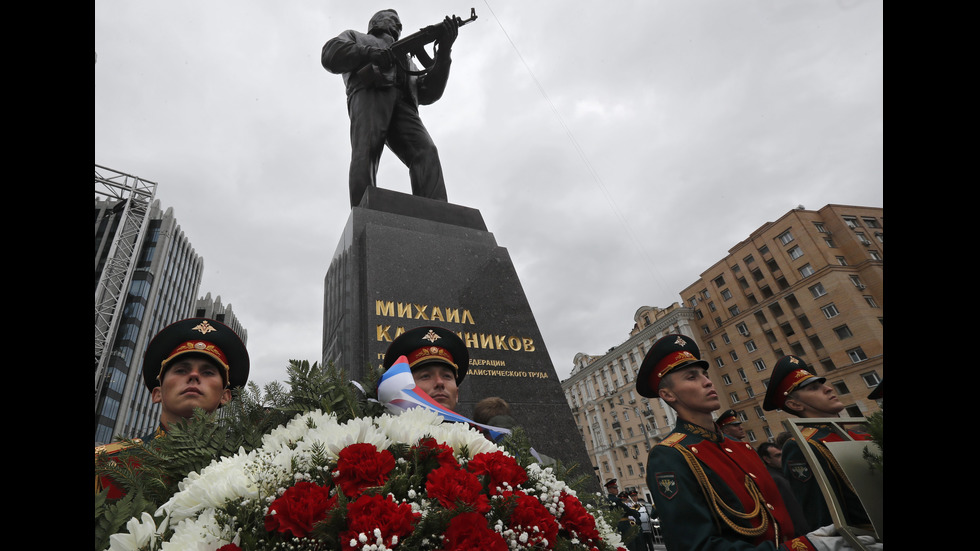 В Москва откриха паметник на Михаил Калашников