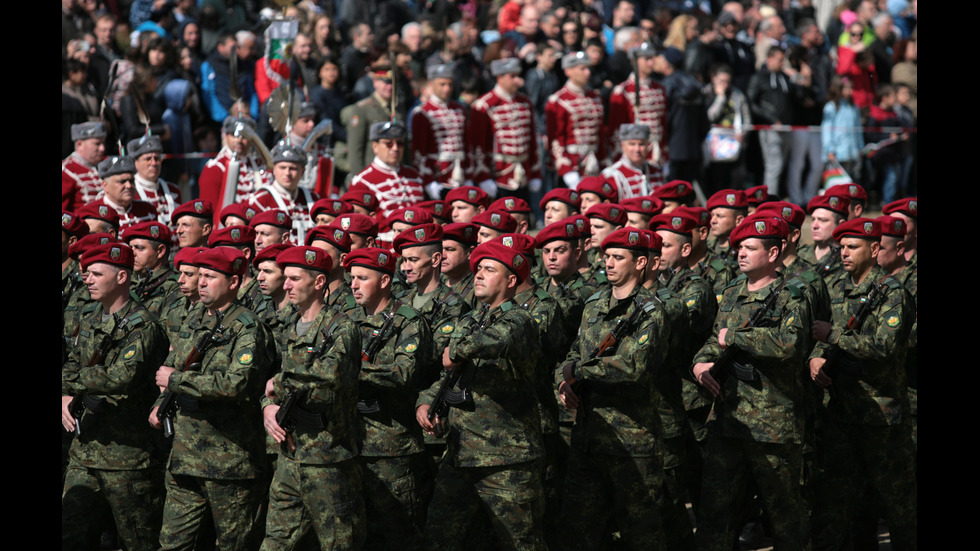 1200 военни маршируваха на военния парад в София