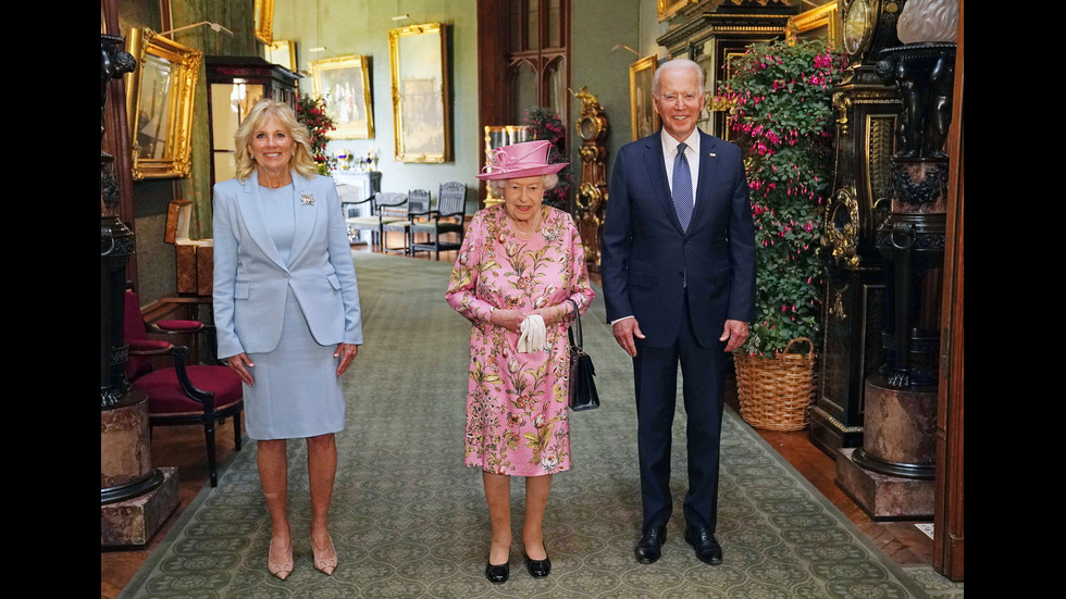 Байдън и съпругата му пиха чай с кралица Елизабет