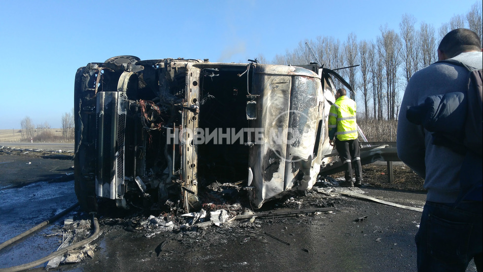 Тир се преобърна и запали на изхода на София