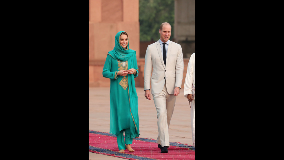Кейт и Уилям играха крикет и посетиха джамия в Пакистан