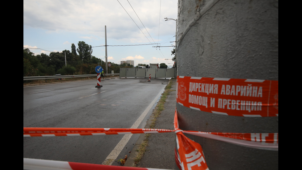 Пропадна част от булевард в София, затвориха го