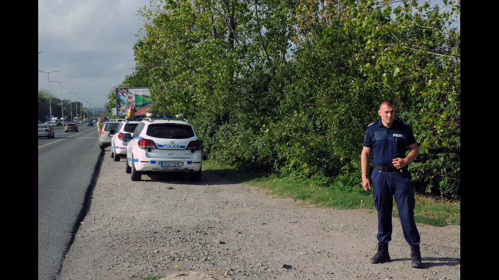 Полицаи издирват мигранти в езерото Вая