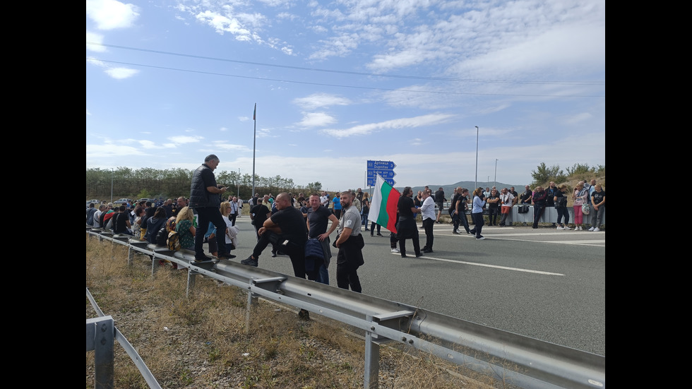 Протестът на енергетиците: Недоволните блокираха основни пътни артерии