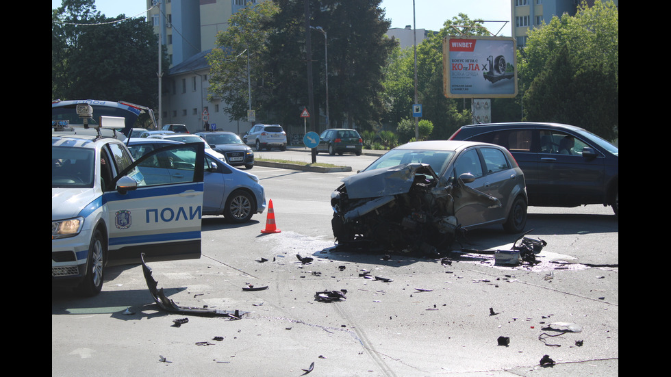 Удар между две коли в Благоевград