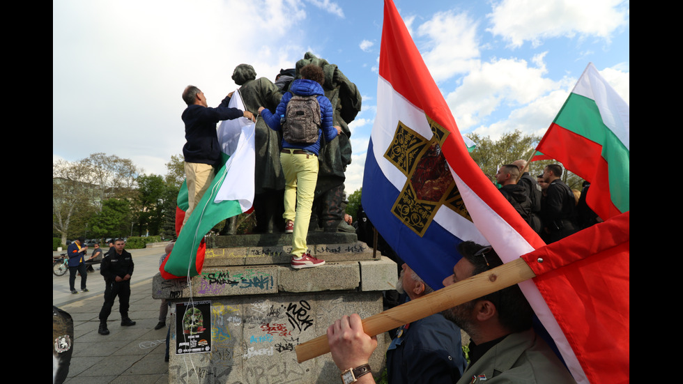 Сблъсъци белязаха протеста край Паметника на Съветската армия