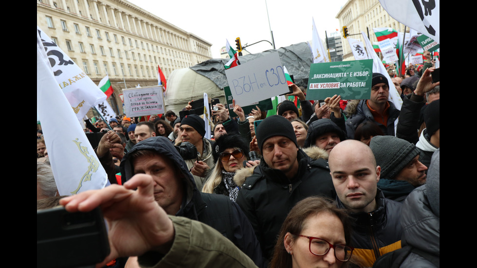 Протест срещу антиCOVID мерките в центъра на София, премиерът отиде при демонстрантите