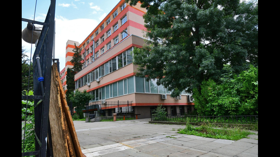Премахнаха павилионите пред болница „Св. Иван Рилски“, където токов удар уби момче